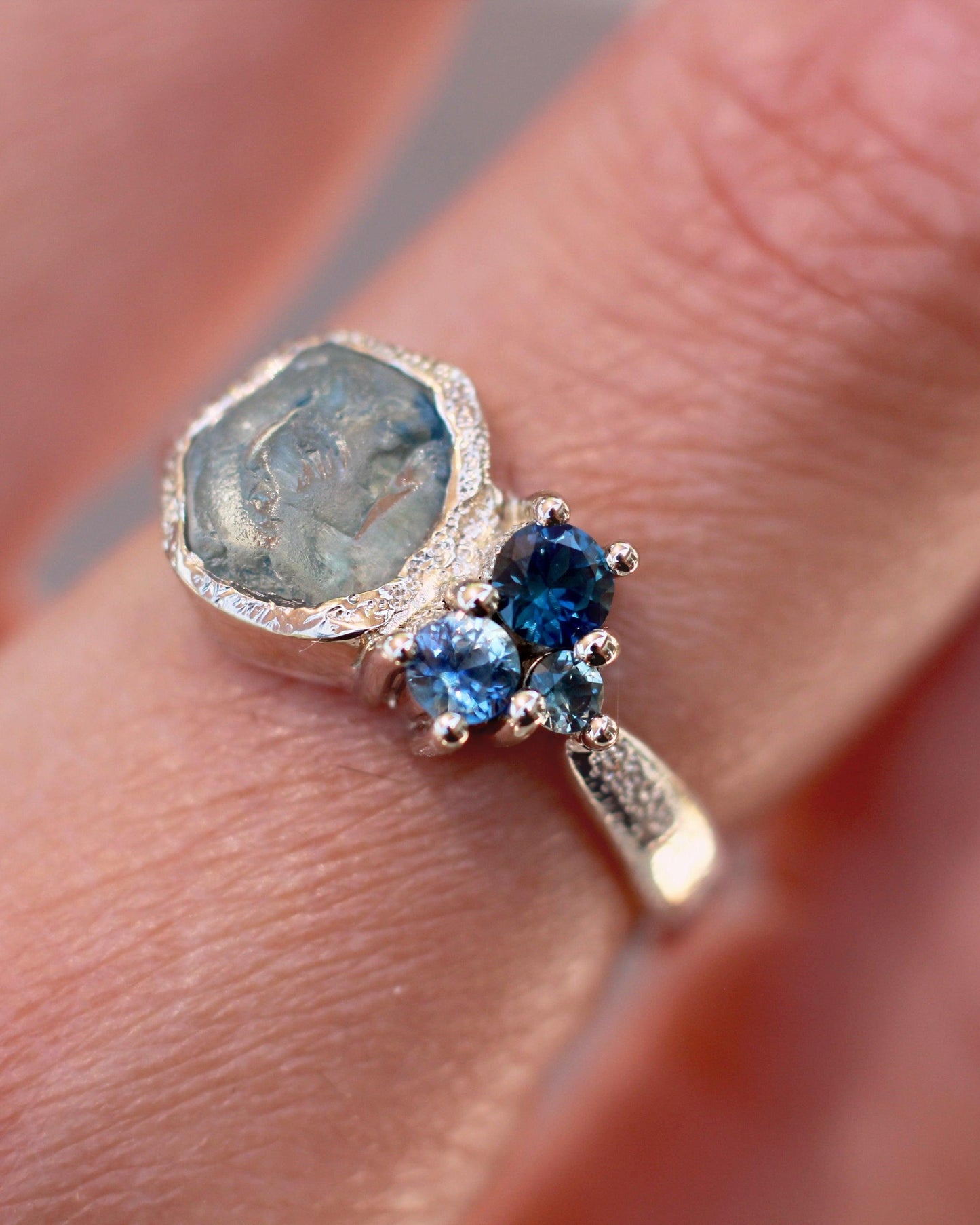 Glacé ring - Montana sapphire ring